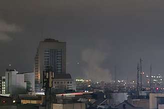 Vista das explosões iluminando o horizonte em meio aos ataques contínuos dos EUA e de Israel em Teerã, Irã, em 25 de março de 2026.