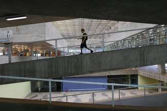 Universidade chegou a perder 800 docentes em crise recente.