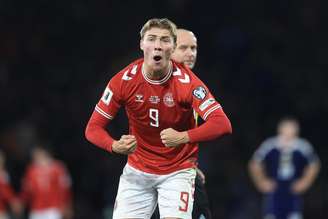 Rasmus Hojlund (Dinamarca) celebrando seu gol contra a Escócia, no dia 18.11.2025. 