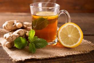 Chá de gengibre com limão-siciliano e hortelã