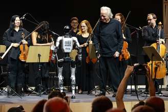 O maestro João Carlos Martins e o robô humanoide do Sesi se apresentam na Avenida Paulista neste domingo, 29