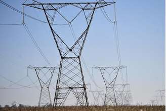 A cor da bandeira tarifária indica se haverá adicional na conta de luz, e de quanto