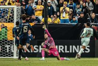 Léo Pereira acompanha finalização de Mbappé em gol da França