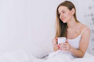 Leite antes de dormir ajuda ou atrapalha? Nutricionista responde