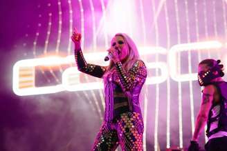 Natalie Horler, do Cascada, se apresentando