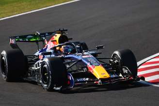 Max Verstappen acelera o RB22 no traçado de Suzuka, onde o peso extra do carro da Red Bull é o foco das atenções pré-GP do Japão