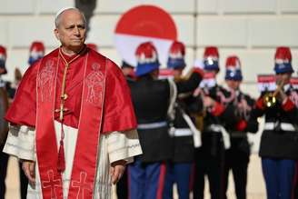 Papa Leão XIV é recebido no palácio real de Mônaco