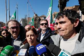 Ilaria Salis entre Angelo Bonelli e Nicola Fratoianni, em Roma