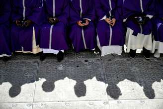 Religiosos esperam antes de missa do papa Leão XIV no Principado de Mônaco