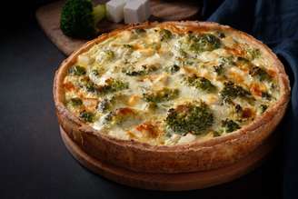 Quiche de brócolis com queijo feta