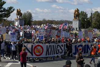 Manifestantes participam de um protesto "No Kings" contra as políticas do governo do presidente dos EUA, Donald Trump, em Washington, D.C., EUA
28 de março de 2026
REUTERS/Evelyn Hockstein