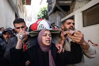 Mulher chora por filho de 15 anos morto pelas forças de Israel na Cisjordânia ocupada