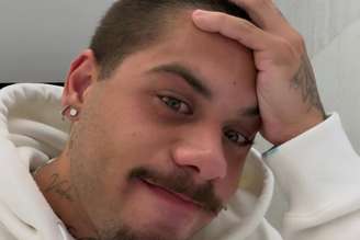 Zé Felipe posa para foto fazendo careta 