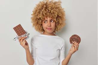 Chocolate causa acne? Dermatologista esclarece dúvidas