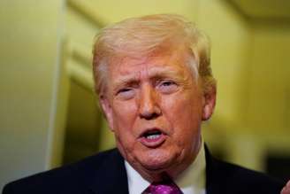 Presidente dos EUA, Donald Trump, a bordo do Air Force One a caminho da Base Aérea Conjunta Andrews, em Maryland, EUA
29 de março de 2026
REUTERS/Elizabeth Frantz