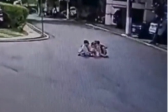 Crianças estavam sentadas antes de serem atropeladas