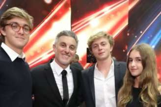 Luciano Huck posa com os três filhos no Melhores do Ano