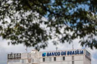 O Banco de Brasília (BRB) adiou a divulgação do balanço de 2025 e convocou uma nova assembleia de acionistas para o dia 22 de abril para aprovar um aporte de capital e cobrir o rombo deixado pelo Banco Master.