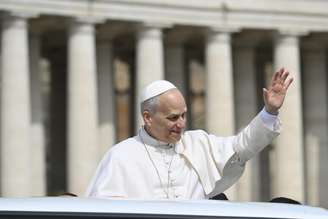 Leão XIV sorrindo durante passeio de papamóvel no Vaticano