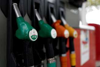 Bicos de bomba de gasolina em um posto de combustíveis da TotalEnergies em Paris, França, 25 de março de 2026. REUTERS/Benoit Tessier