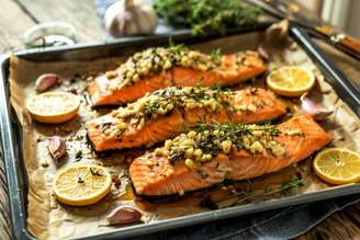 Salmão assado com ervas e limão