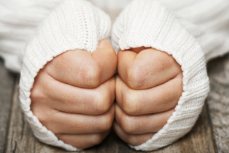 Ainda que os cortes sejam feitos pelo adolescente em outros ambientes, como em casa, é na escola que eles com frequência são vistos pela primeira vez. Estudiosos indicam que os profissionais de ensino em geral são os primeiros adultos a perceberem as lesões.