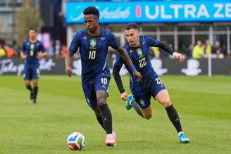 Vinicius Júnior e Gabriel Martinelli durante jogo contra a França, no dia 26.03.2026. 