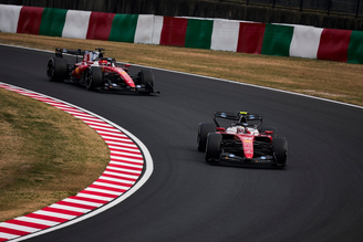 Lewis Hamilton e Charles Leclerc durante o Grande Prêmio de Suzuka.