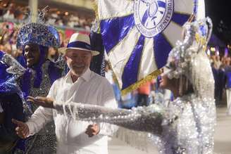 A primeira-dama Janja decidiu não subir no carro alegórico e assistir ao desfile ao lado do presidente Lula