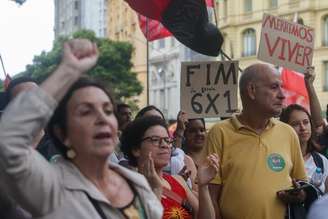 Manifestação contra a escala 6x1 na Cinelândia, centro do Rio de Janeiro
