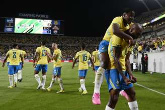 Endrick comemora gol com Igor Thiago