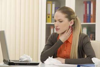 Alterações hormonais podem causar sintomas parecidos com gripe durante a menstruação