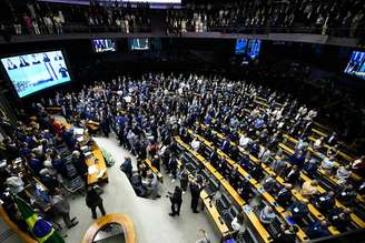 Prefeitos acompanham sessão solene de promulgação Emenda Constitucional que limitou o pagamento de precatórios pelas prefeituras e renegociou as dívidas dos municípios com a União, em setembro de 2025.