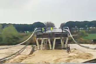 Ponte na rodovia estadual 16 Adriatica, em Montenero di Bisaccia, desabou com chuvas