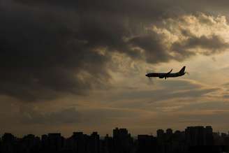 Avião sobrevoa São Paulo: impacto da alta do QAV no preço das passagens