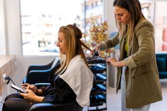 Procedimentos capilares exigem avaliação e manutenção para garantir resultados seguros