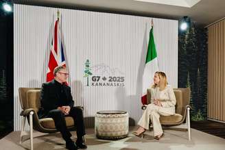 Meloni e Starmer durante encontro do G7 em 2025
