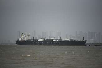 O navio-tanque Jag Vasant, de bandeira indiana, transportando gás liquefeito de petróleo (GLP) após transitar pelo Estreito de Ormuz em meio ao conflito em curso no Oriente Médio, é visto atracado em um terminal de descarregamento na costa de Mumbai, Índia, em 1º de abril de 2026. (Foto de Indranil Aditya/NurPhoto via Getty Images)