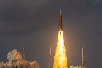 O foguete Artemis II da NASA, transportando a espaçonave Orion, decolou do Centro Espacial Kennedy, em Cabo Canaveral, Flórida, em 1º de abril de 2026