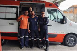 Equipe de socorristas que prestou primeiros-socorros a mulher que passou 20 minutos em parada cardiorrespiratória em São Vicente (SP)