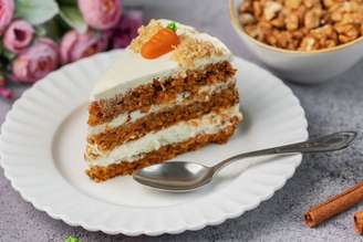 Bolo de cenoura com cream cheese