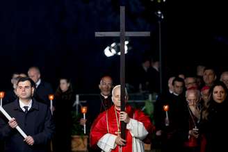 Papa carregou cruz por todas as estações da procissão