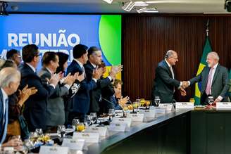 Esquentando os motores para as eleições de outubro, 17 ministros deixaram o governo do presidente Luiz Inácio Lula da Silva (PT) para concorrer na disputa. Todas as exonerações foram oficializadas pelo governo no Diário Oficial da União.