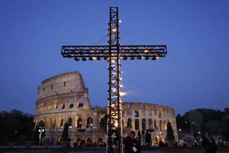 Leão XIV preside 1ª Via Crucis de seu pontificado