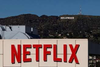 Logo da Netflix em frente ao letreiro de Hollywood, em Los Angeles, Califórnia, nos EUA
8 de dezembro de 2025
REUTERS/Daniel Cole/