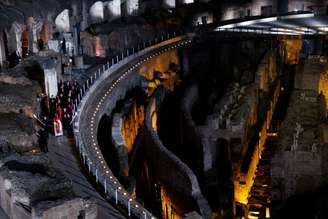 Procissão da Via Sacra durante celebrações da Sexta-Feira Santa, em Roma, na Itália
3 de abril de 2026
REUTERS/Remo Casilli