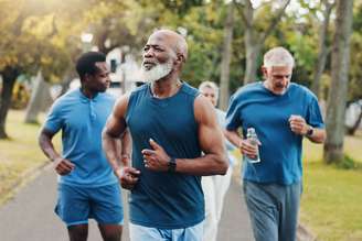 Praticar exercícios e manter uma alimentação equilibrada é uma das melhores formas de cuidar da saúde e prevenir doenças