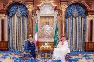 Meloni durante reunião com Mohammed bin Salman