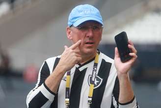 SAF do Botafogo, do empresário americano John Textor, cobra dívida milionária do Lyon.