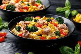 Salada de macarrão com atum